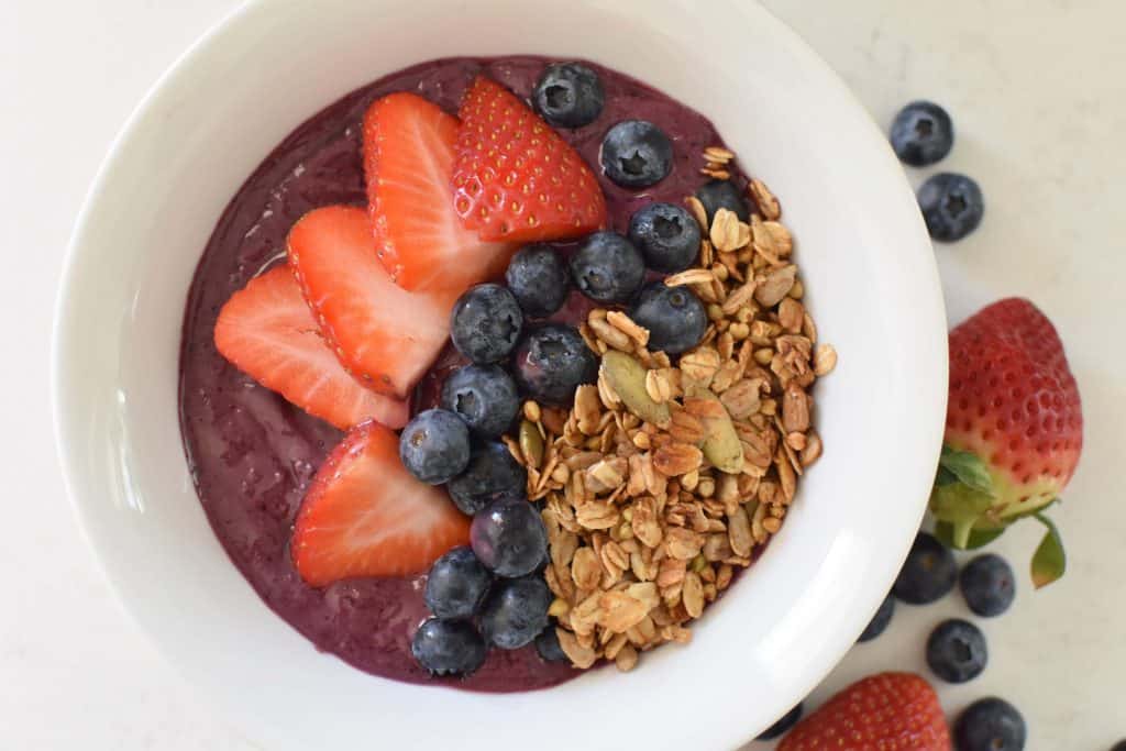 Acai Smoothie Bowl without Banana - The Hint of Rosemary