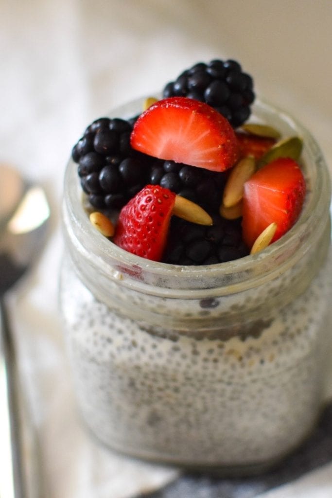 Simple Vanilla Chia Seed Pudding with Berries and Seeds #hyh #migrainediet #chiapudding #easybreakfast