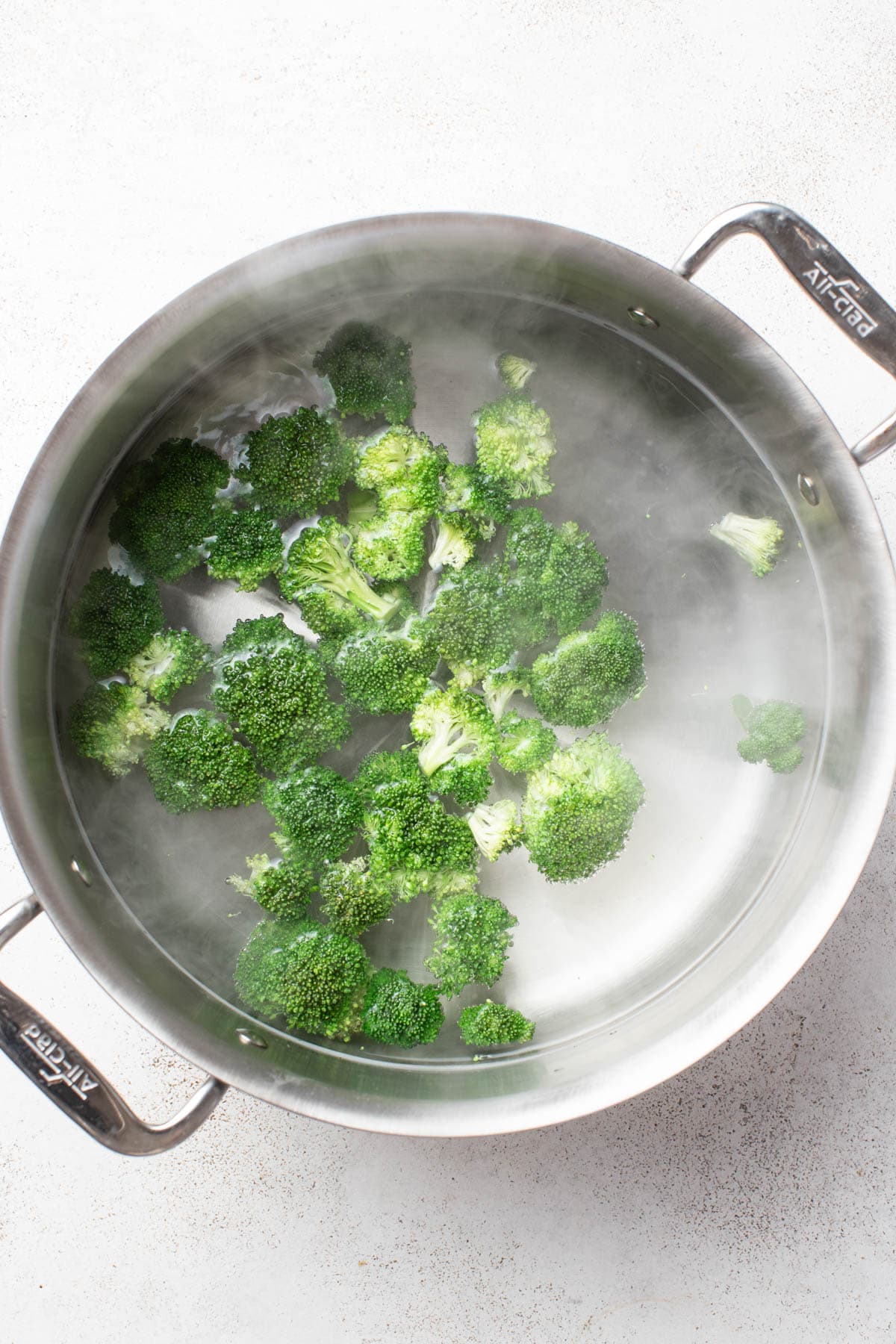 Quick boiling the fresh broccoli in a large pot.