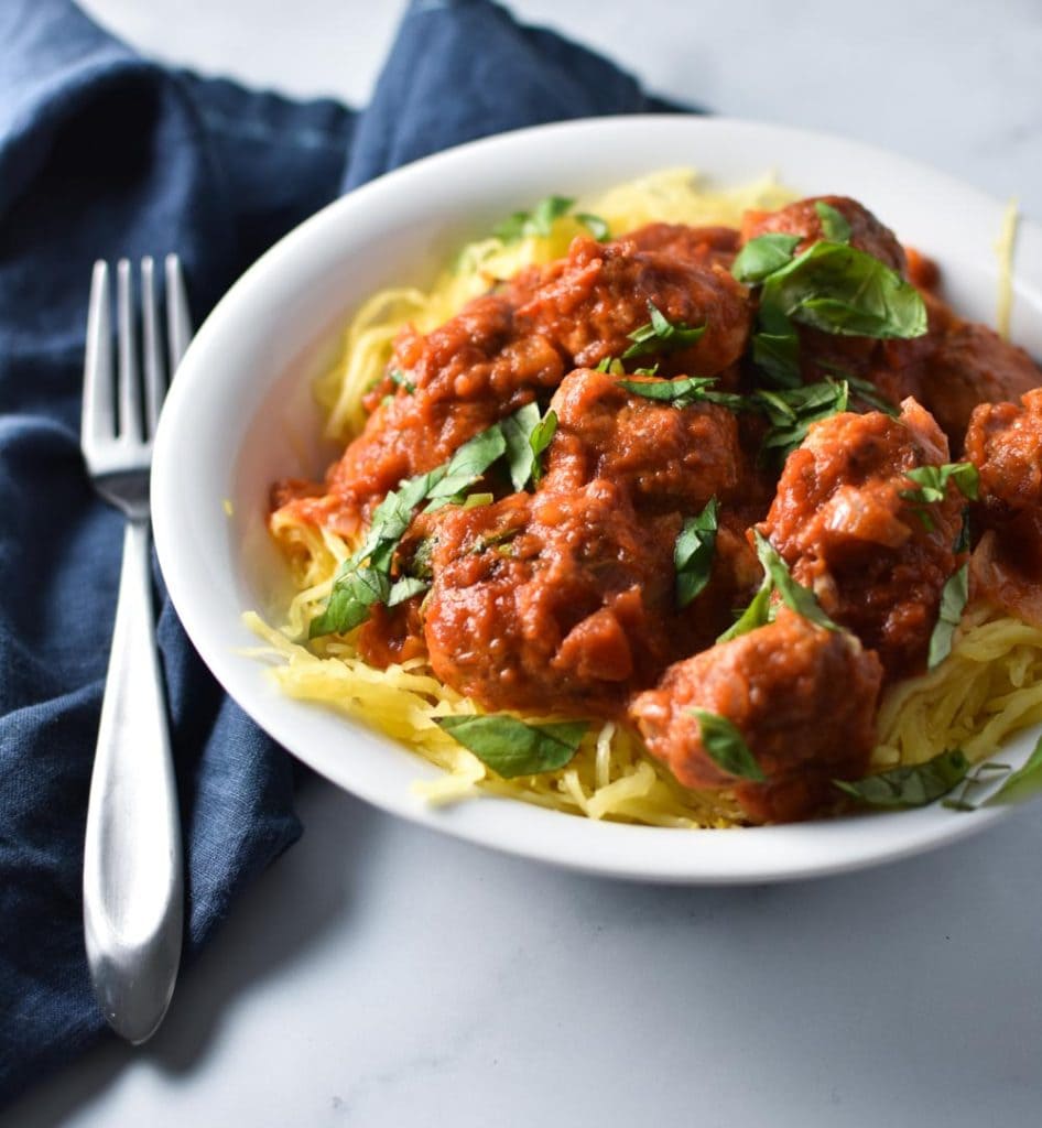 Spaghetti Squash Marinara with meatballs or all vegetarian, this is the simplest weeknight meal. You can really make it your own migraine diet meal with pasta, squash, cheese, and meat. #spaghettisquash #marinara #easydinner #weeknightmeal