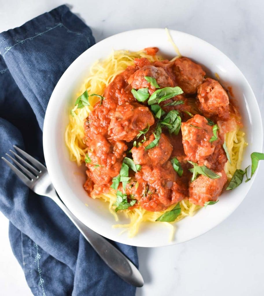 Spaghetti Squash Marinara with meatballs or all vegetarian, this is the simplest weeknight meal. You can really make it your own migraine diet meal with pasta, squash, cheese, and meat. #spaghettisquash #marinara #easydinner #weeknightmeal