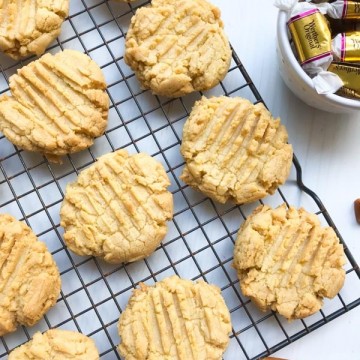 Salty, sweet, and savory, these salted caramel cookies are a dream and don't even require a mixer! Ready in just 30 minutes. #cookies #saltedcaramel #quickcookies #sweettreats