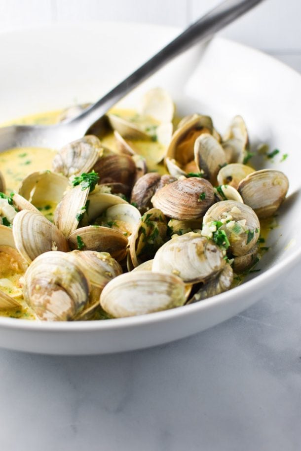 Clams in Wine-Free Herbed Butter Broth - The Dizzy Cook