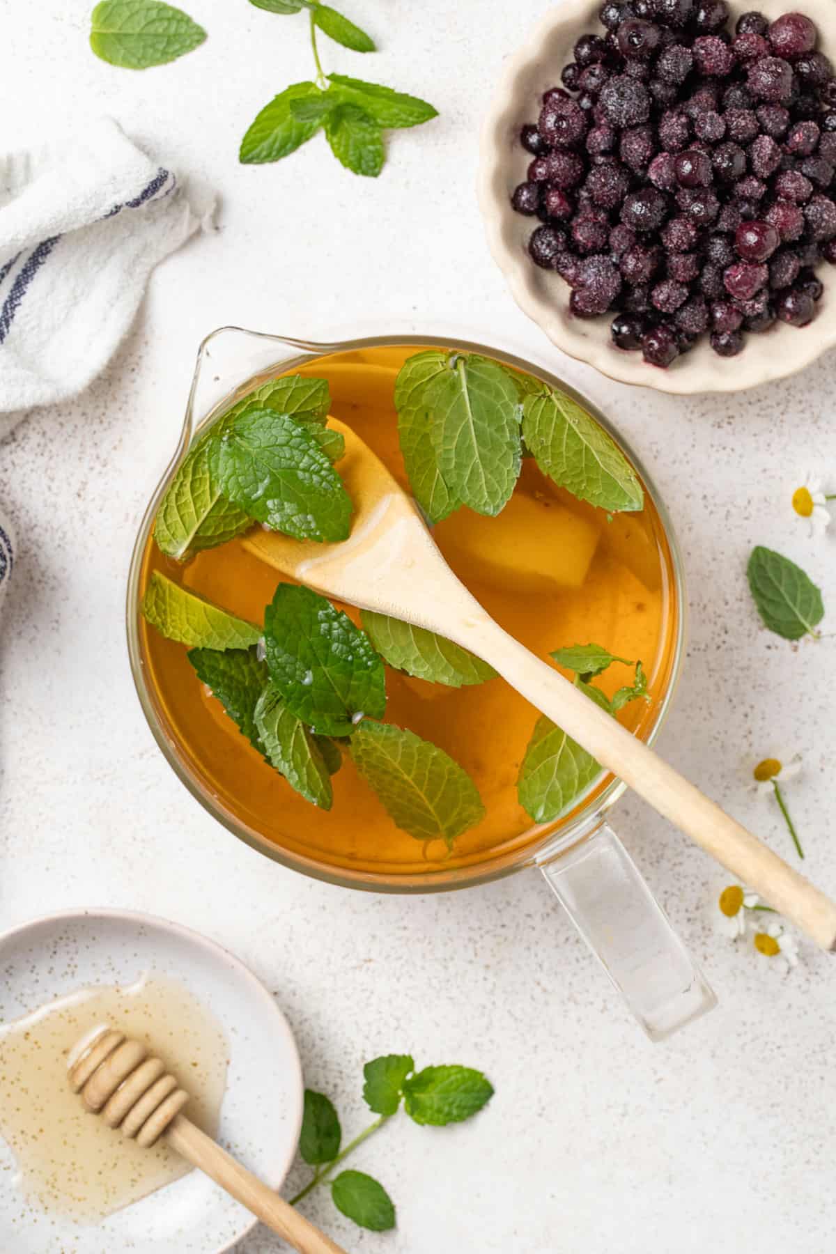 Infusing mint and ginger into the tea.
