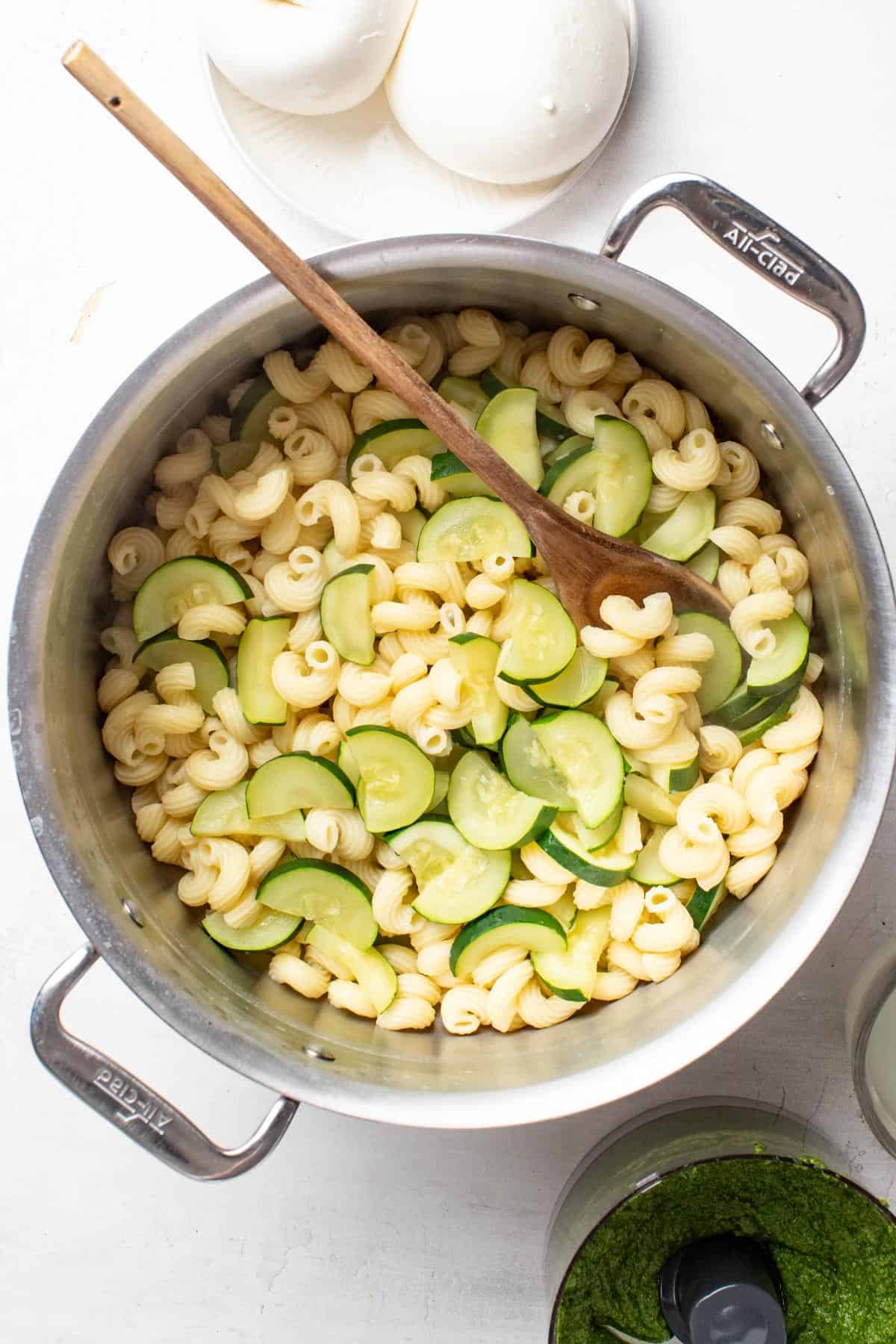 Pasta and zucchini after being cooked and drained.
